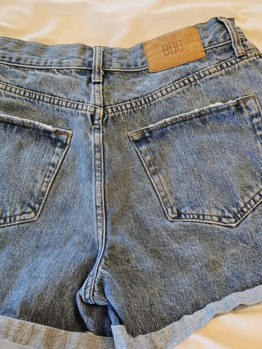 BDG  "Mom" High-rise Denim Shorts Size 29  !CLEARANCE! - Picture 4 of 13